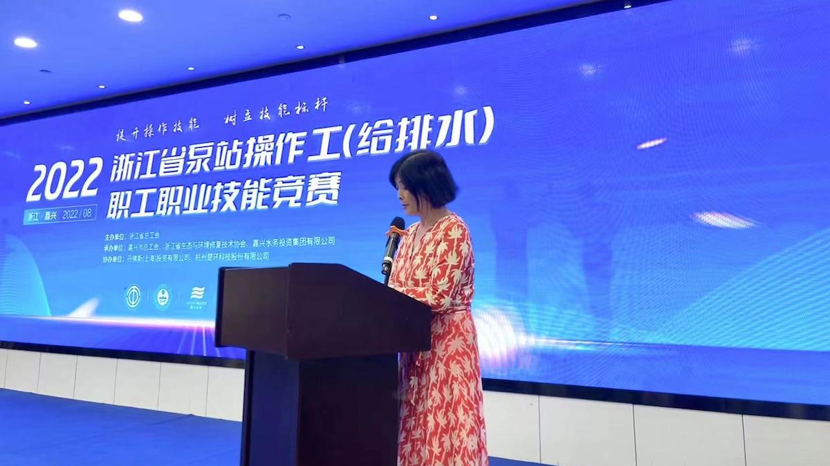 闭幕式主持.jpg 闭幕式主持.jpg